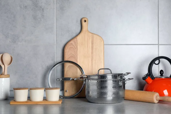 台所の灰色のカウンターの上に異なる調理器具のセット — ストック写真