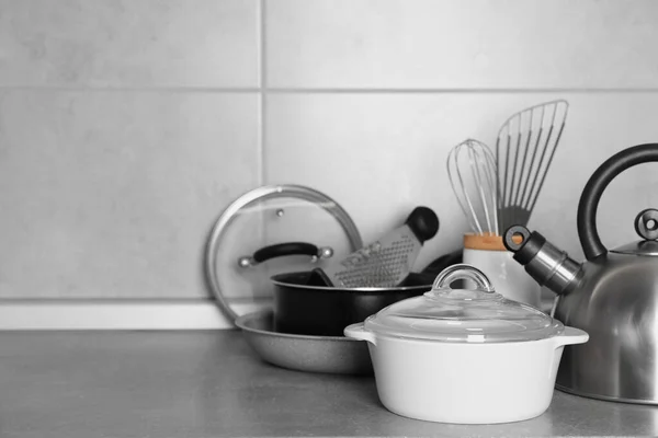 https://st.depositphotos.com/16122460/54652/i/450/depositphotos_546520748-stock-photo-cooking-utensils-other-kitchenware-grey.jpg