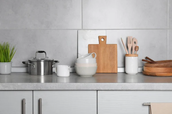 灰色のカウンターの調理器具やその他の台所用品 — ストック写真