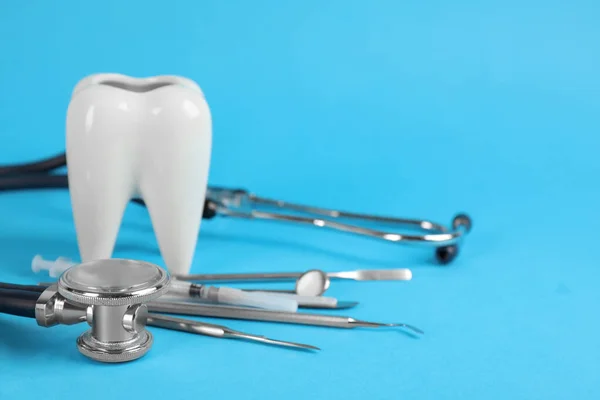 Zahnhalter Verschiedene Zahnarztwerkzeuge Und Stethoskop Auf Hellblauem Hintergrund Raum Für — Stockfoto