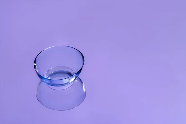 Eén Contactlens Het Violette Reflecterende Oppervlak — Stockfoto