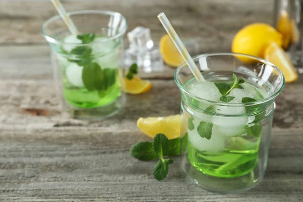 Delicioso Cóctel Con Menta Bolas Hielo Mesa Madera Espacio Para — Foto de Stock