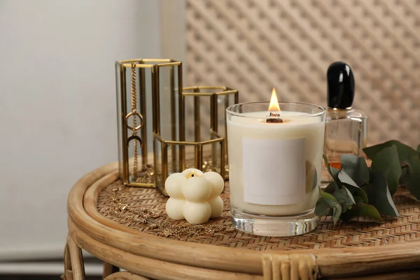 Queimando Vela Soja Perfume Acessórios Elegantes Mesa Vime Dentro Casa — Fotografia de Stock