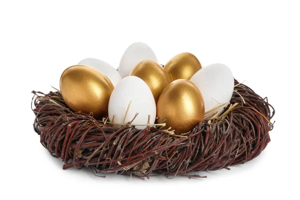 Nest Met Gouden Eieren Onder Gewone Eieren Witte Achtergrond — Stockfoto