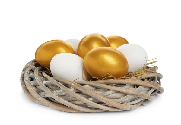 Nest Met Gouden Gewone Kippeneieren Witte Achtergrond — Stockfoto