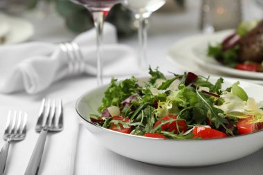 Lokantada servis edilen lezzetli salata.