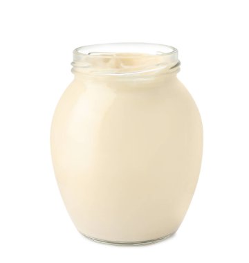 Cam kavanozdaki mayonez beyaza izole edilmiş.