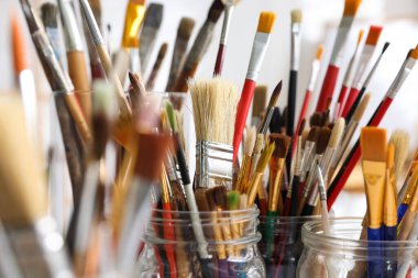 Kapalı alanda bir sürü farklı fırçası olan tutucular.