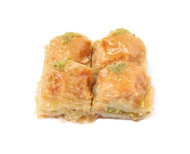 Beyaz arka planda fıstıklı enfes baklava.