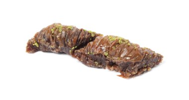 Beyaz arka planda fıstıklı enfes baklava.