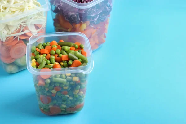 Set Plastic Bakjes Met Vers Voedsel Lichtblauwe Achtergrond Ruimte Voor — Stockfoto