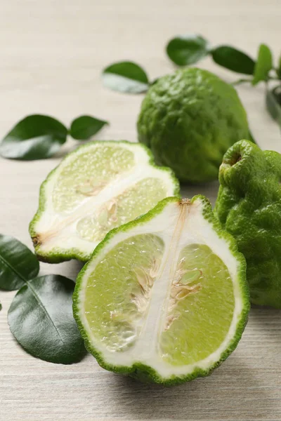 Frutas Bergamota Maduras Enteras Cortadas Con Hojas Verdes Sobre Una — Foto de Stock