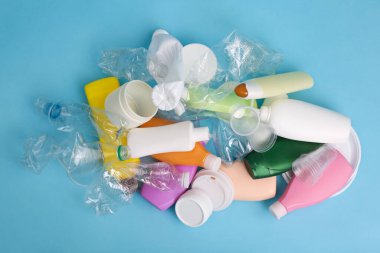 Açık mavi zemin üzerinde plastik çöp yığını, düz yatıyordu