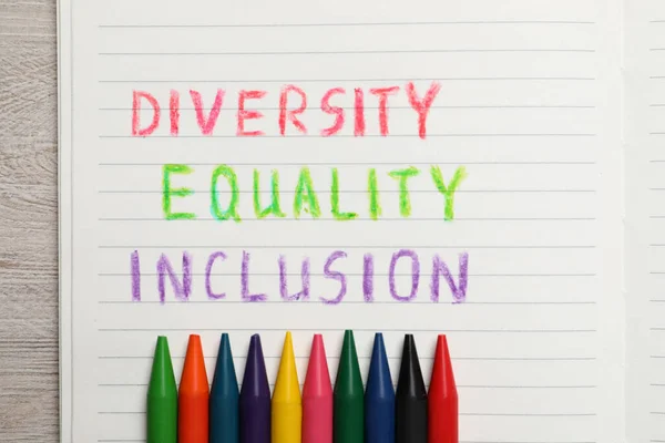 Caderno Com Palavras Diversidade Igualdade Inclusão Lápis Cera Mesa Madeira — Fotografia de Stock
