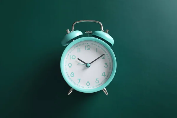 Relógio Alarme Fundo Verde Vista Superior Hora Escola — Fotografia de Stock