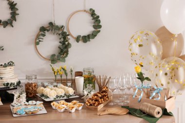 Odadaki masada güzel pasta ve diğer ikramlar. Bebek partisi.