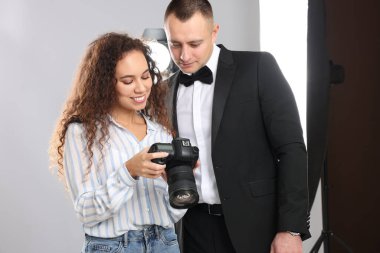 Stüdyoda profesyonel fotoğrafçı olan yakışıklı bir model.