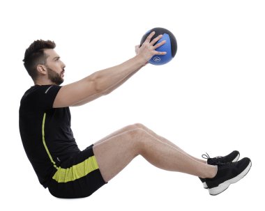 Spor yapan sporcu, beyaza izole edilmiş ilaç topuyla egzersiz yapıyor.