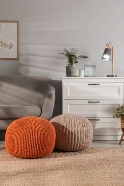 Şık örülmüş puf ve kanepe oturma odasında. Ev tasarımı