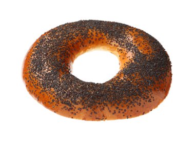 Beyaza izole edilmiş haşhaş tohumlu lezzetli taze simit.