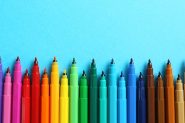 Açık mavi arkaplanda birçok renkli işaret var. Düz ve metin için boşluk var. Okul sayfası