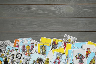 Tarot kartları gri ahşap masada, üst manzara. Metin için boşluk