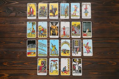 Tarot kartları ahşap masada, düz yatıyordu.