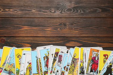 Tarot kartları ahşap masada, üst manzara. Metin için boşluk