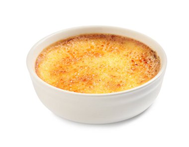 Seramik çerçeveli leziz creme brulee beyaz üzerine izole edilmiş.