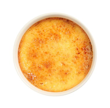 Seramik çerçeveli leziz creme brulee beyaza izole edilmiş, üst manzara