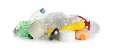 Beyaz arka plan üzerinde plastik çöp yığını