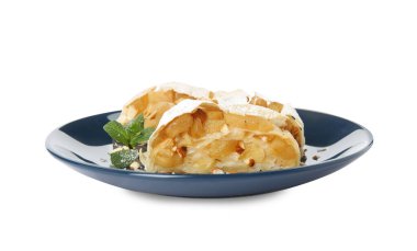 Bademli elmalı turta, pudra şekeri ve beyaz arkaplanda nane şekeri.