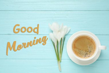 İyi sabahlar. Bir fincan kahve ve timsah açık mavi ahşap masa, düz uzanmış