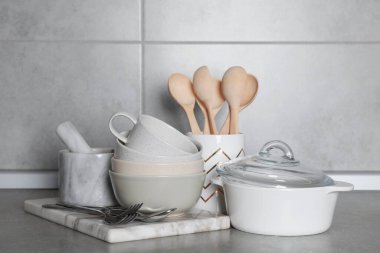 Gri tezgahta mutfak gereçleri ve yemek takımları