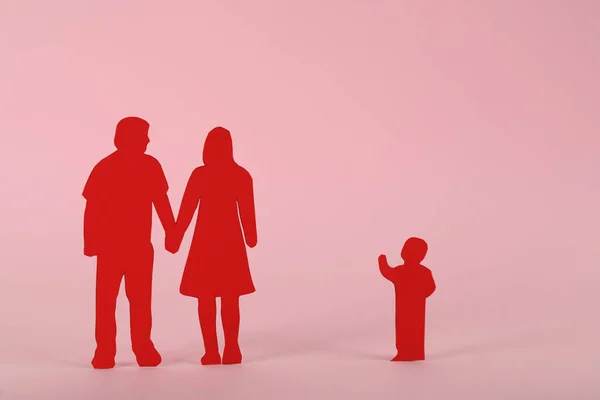 Papierowe Figurki Pary Samotnego Dzieciaka Różowym Tle Koncepcja Adopcji Dziecka — Zdjęcie stockowe