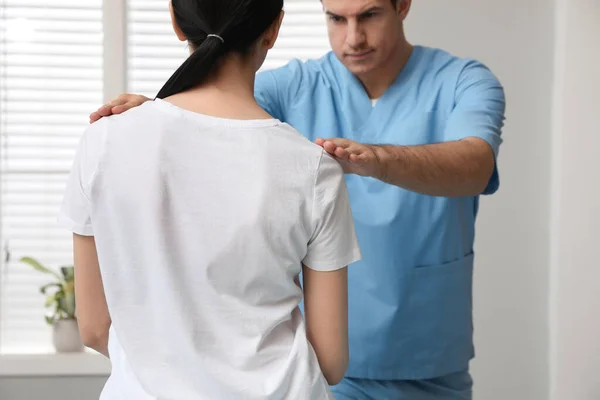 Ortopedista Examinando Mujer Clínica Tratamiento Escoliosis — Foto de Stock
