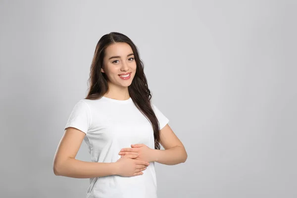 Mulher Saudável Feliz Tocando Sua Barriga Fundo Cinza Claro Espaço — Fotografia de Stock