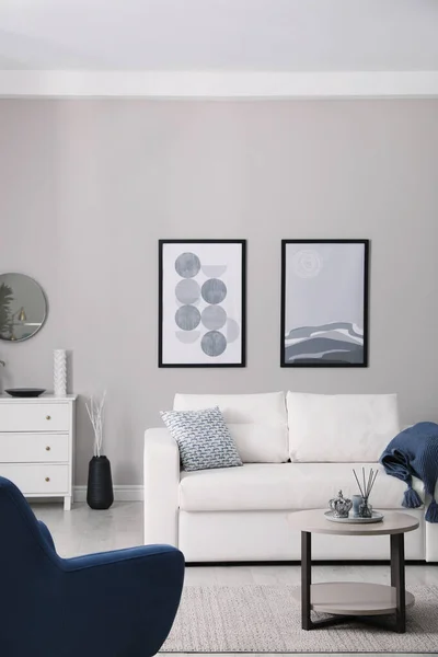 Elegante Salón Interior Con Sofá Blanco Sillón Pequeña Mesa Centro —  Fotos de Stock