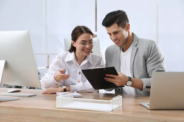 Zakenman Helpt Stagiair Met Werk Kantoor — Stockfoto