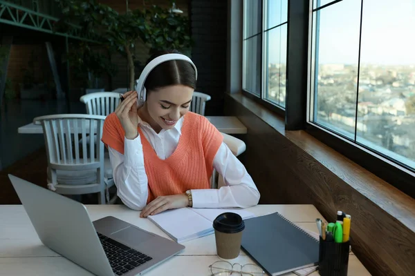 Giovane Studentessa Con Computer Portatile Cuffie Che Studia Tavola Nel — Foto Stock