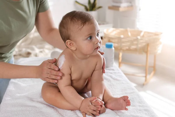 Madre Aplicando Crema Corporal Pequeño Bebé Casa Primer Plano — Foto de Stock