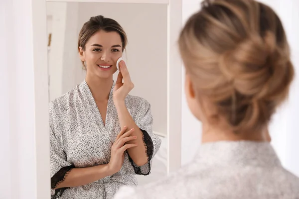 Bella Giovane Donna Che Pulisce Viso Vicino Allo Specchio Camera — Foto Stock