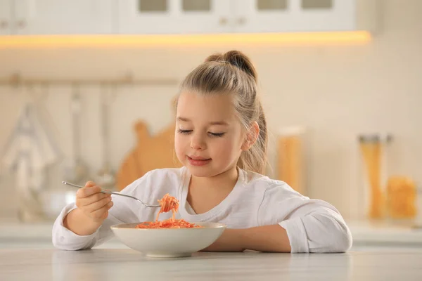 Petite Fille Mignonne Mangeant Des Pâtes Savoureuses Table Dans Cuisine — Photo