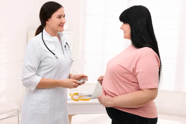 Mujer Con Sobrepeso Nutricionista Con Pinza Digital Clínica —  Fotos de Stock