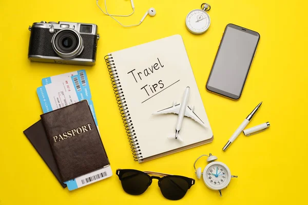 Плоская Композиция Фразой Travel Tips Записанной Блокноте Паспортах Билетах Игрушечном — стоковое фото