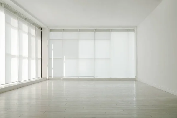 有全景窗和白色木制地板的空房间 — 图库照片