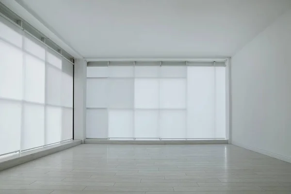 パノラマの窓と白い木製の床と空の部屋 — ストック写真