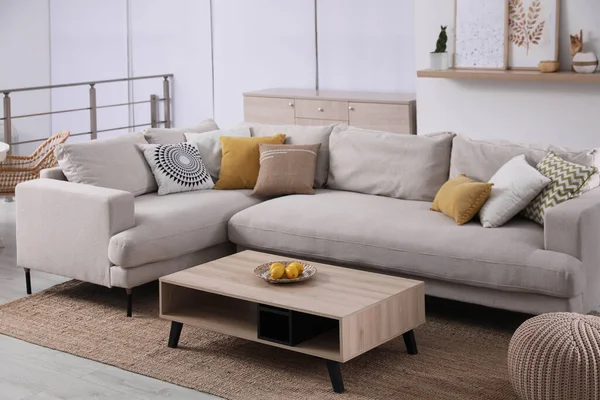Stilig Stue Innvendig Med Behagelig Grå Sofa Stuebord – stockfoto
