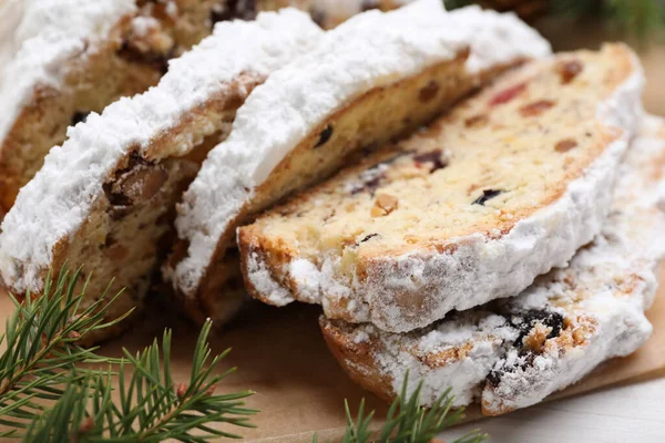 Tradicional Navidad Stollen Con Azúcar Glaseado Mesa Blanca Primer Plano —  Fotos de Stock