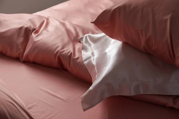 Nahaufnahme Des Bettes Mit Schöner Seidenwäsche — Stockfoto